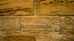 Erosione di strutture da vento e sabbia