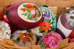 Uova pasquali dipinte con decori floreali