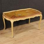 Tavolino veneziano laccato dorato e dipinto a