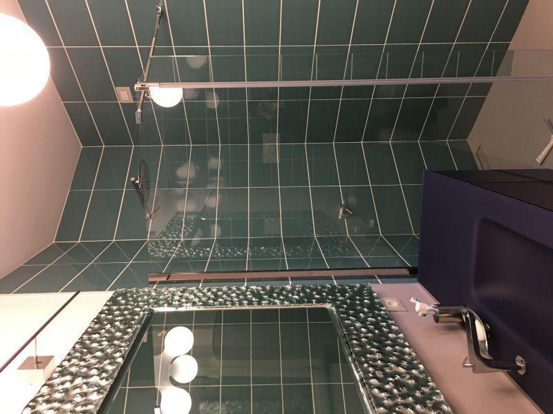 Ristrutturazione di un bagno: resina decorativa protagonista di pavimenti e rivestimenti 8